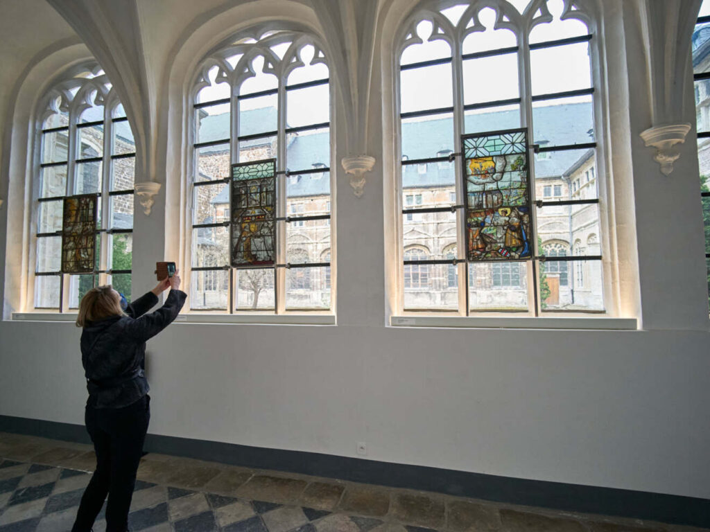 Verloren schatten opnieuw thuis: twee zeventiende-eeuwse glasramen zijn na 200 jaar terug op hun plek in de Abdij van Park